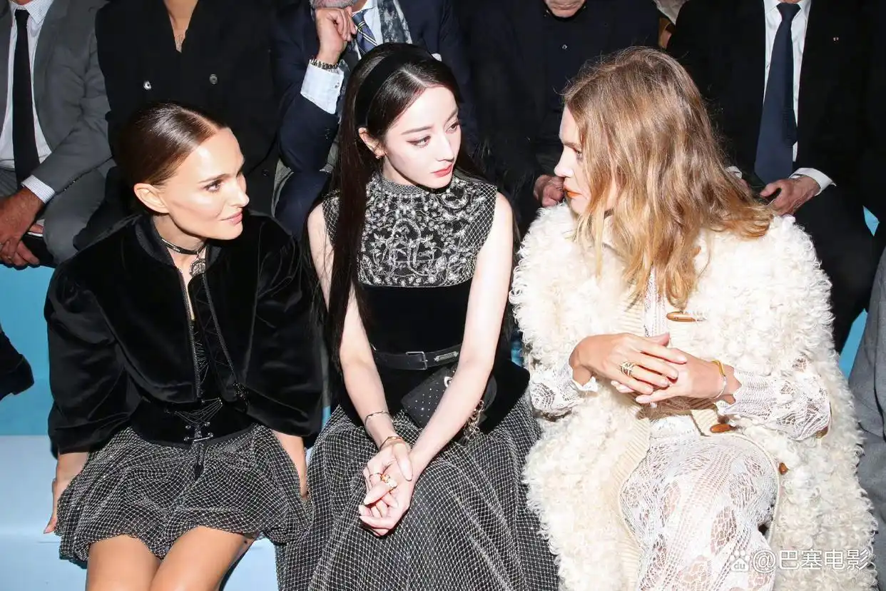 最近明星热点走秀,_巴黎时装周 明星亮相 高清镜头分析